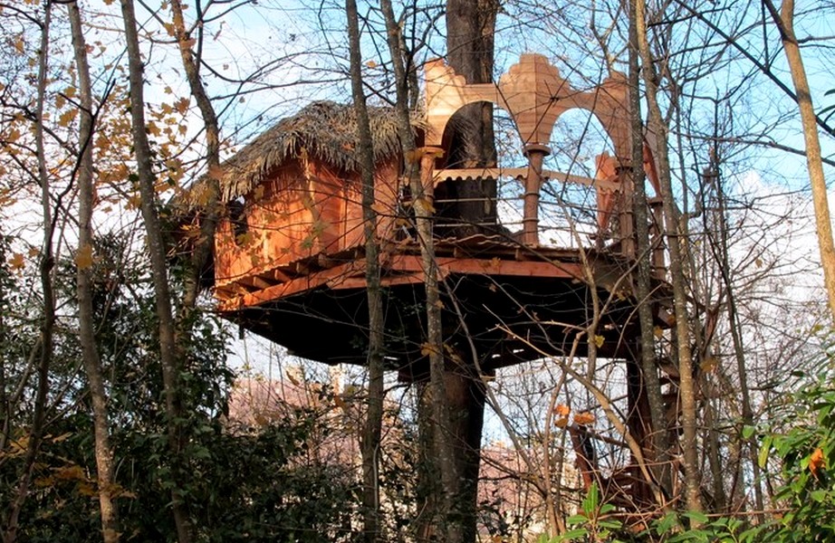 Cabane dans les arbres pour les amoureux en automne